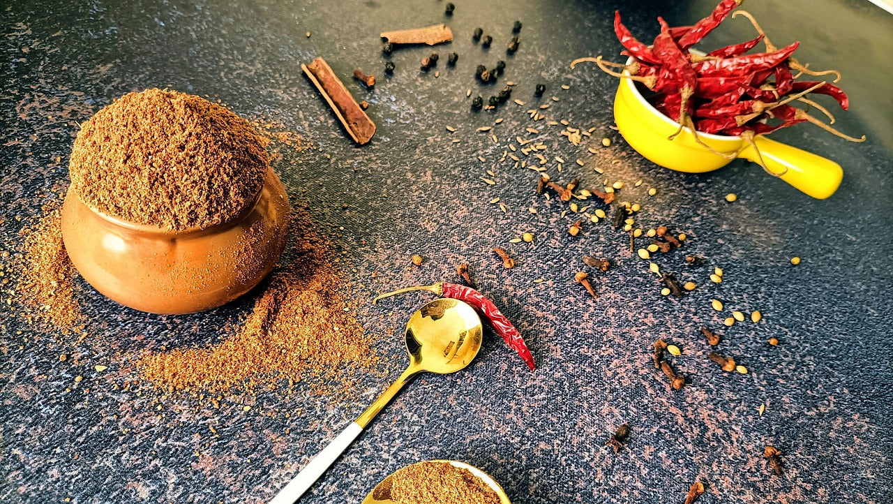 Mélange d'épices moulues, piments et cannelle