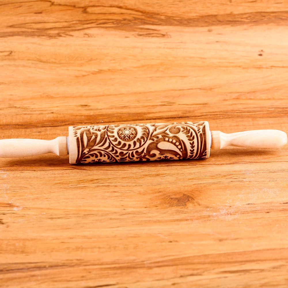 rouleau à pâtisserie avec gravure de motifs délicieux