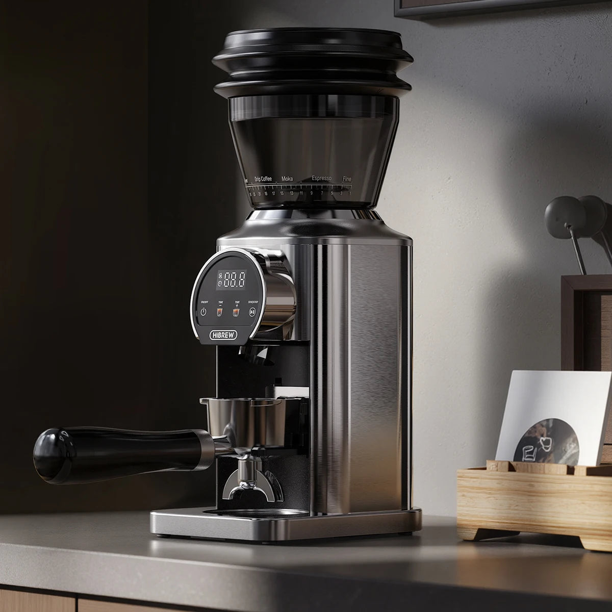 Moulin à café inox avec porte-filtre dans une cuisine
