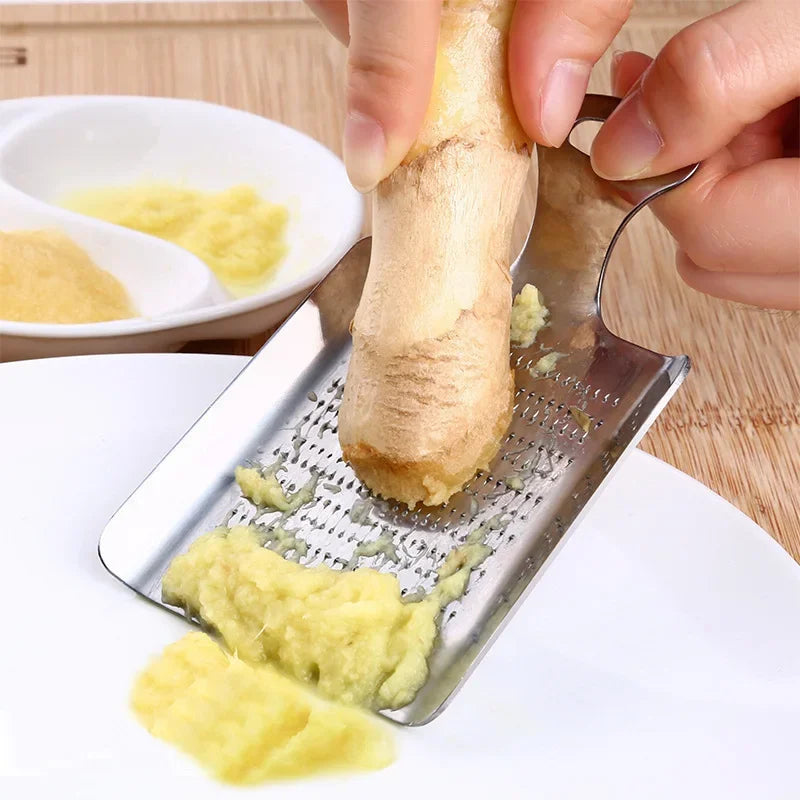 outil de cuisine pour râper de l'ail