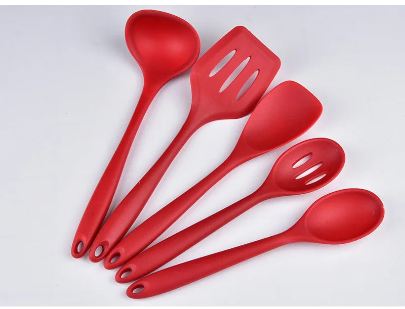 cuisiner avec des accessoires en silicone colorés