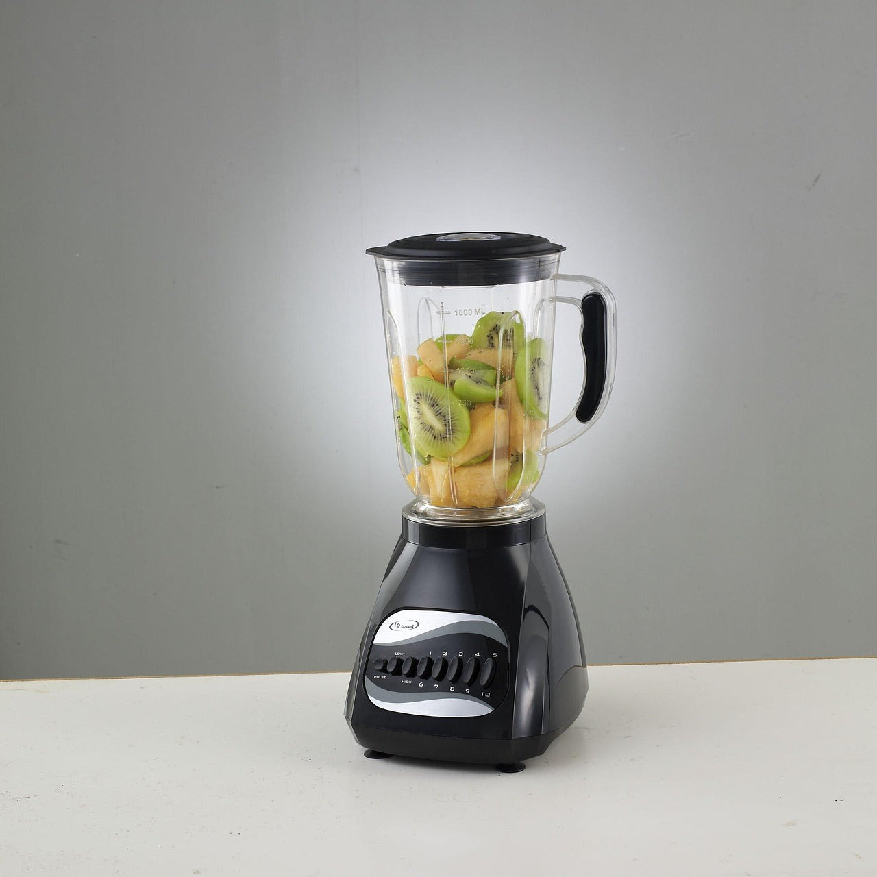 Blender à bol en verre rempli de kiwis
