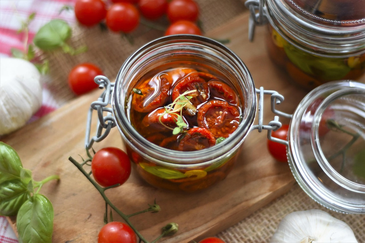 Bocal à clip garni de tomates confites