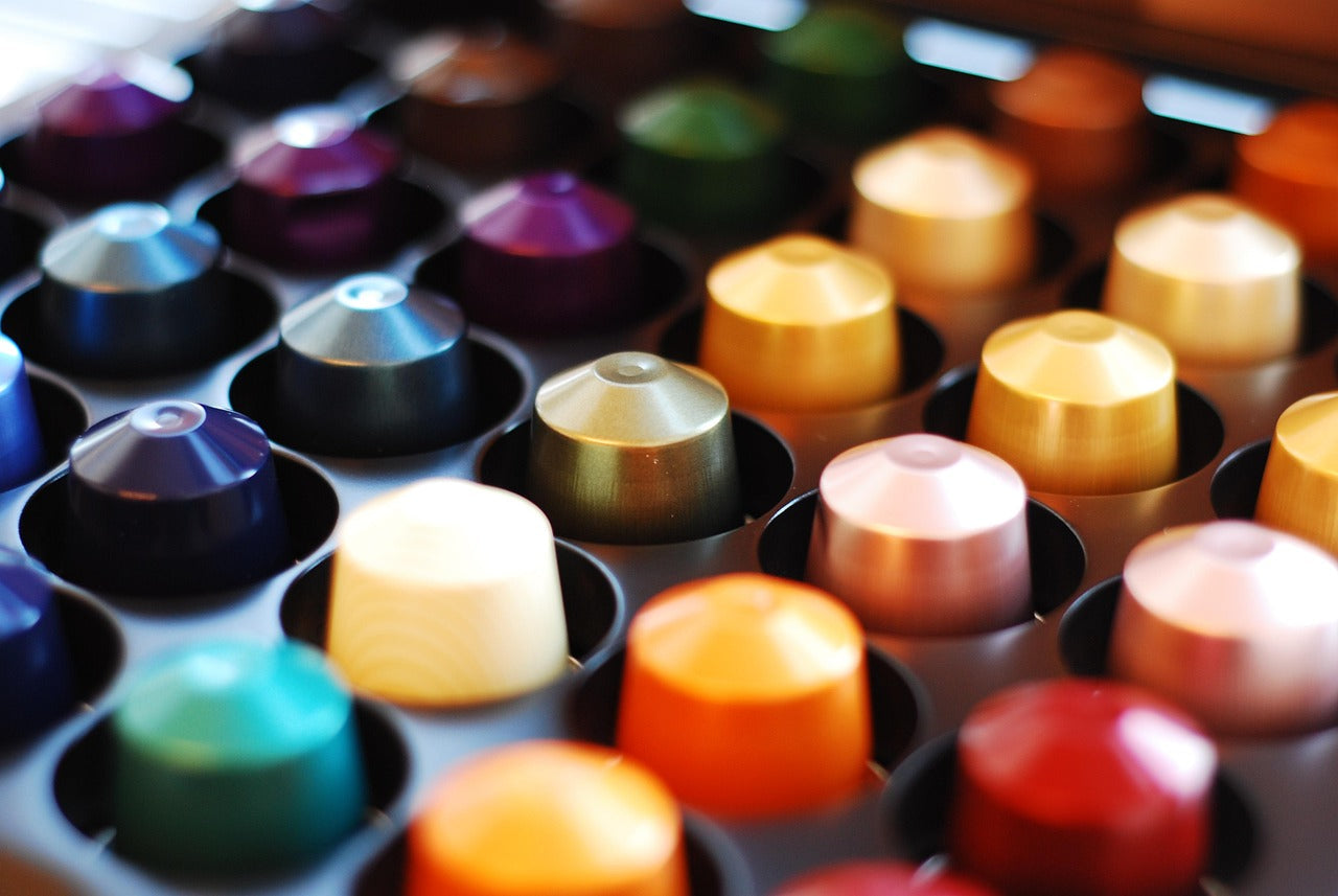 Capsules de café rangées par couleur