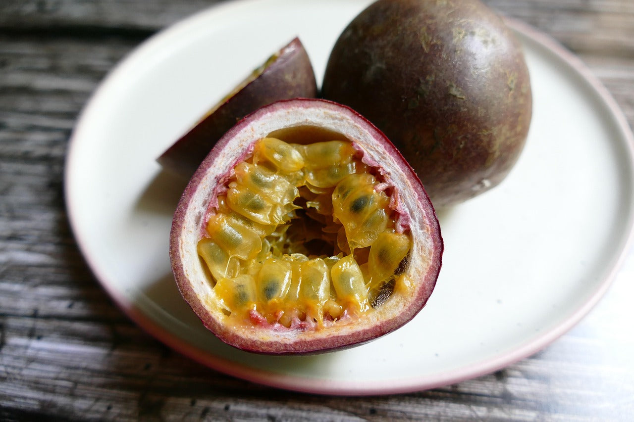 Couper un fruit de la passion
