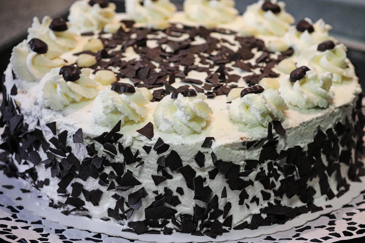 Faire tenir des copeaux de chocolat sur un gâteau