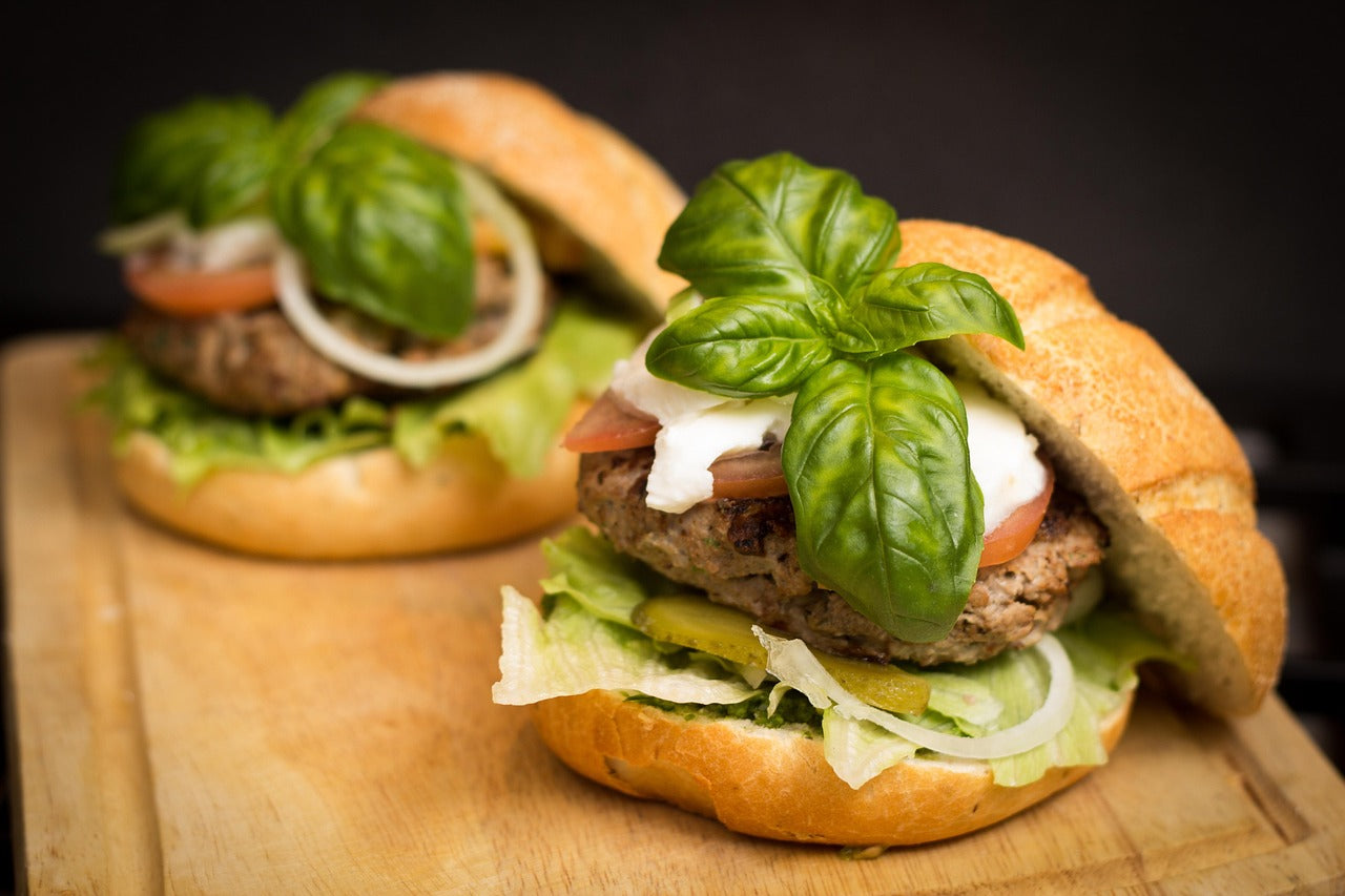 Préparer et assaisonner les steaks d'un hamburger maison