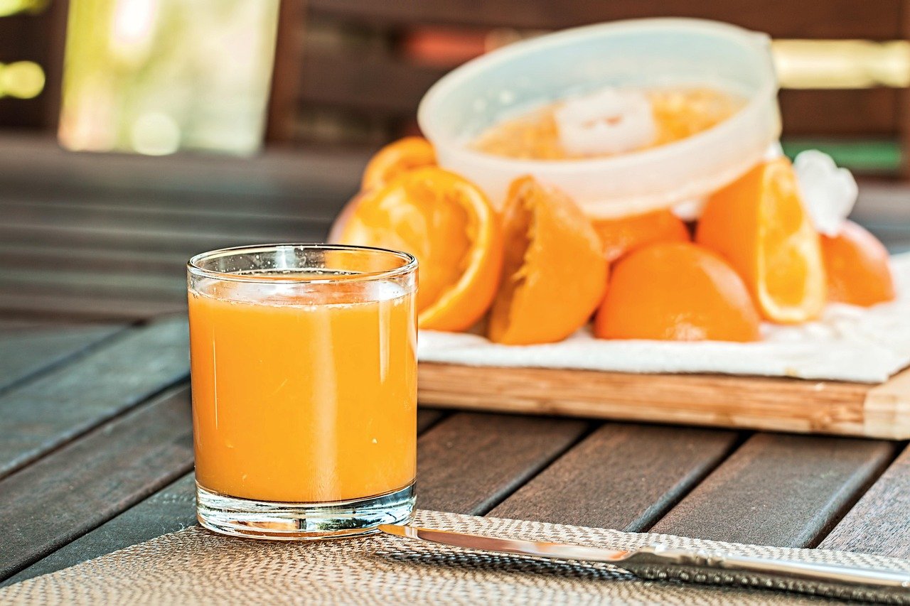 Faut-il éplucher les oranges avant l'extracteur ?