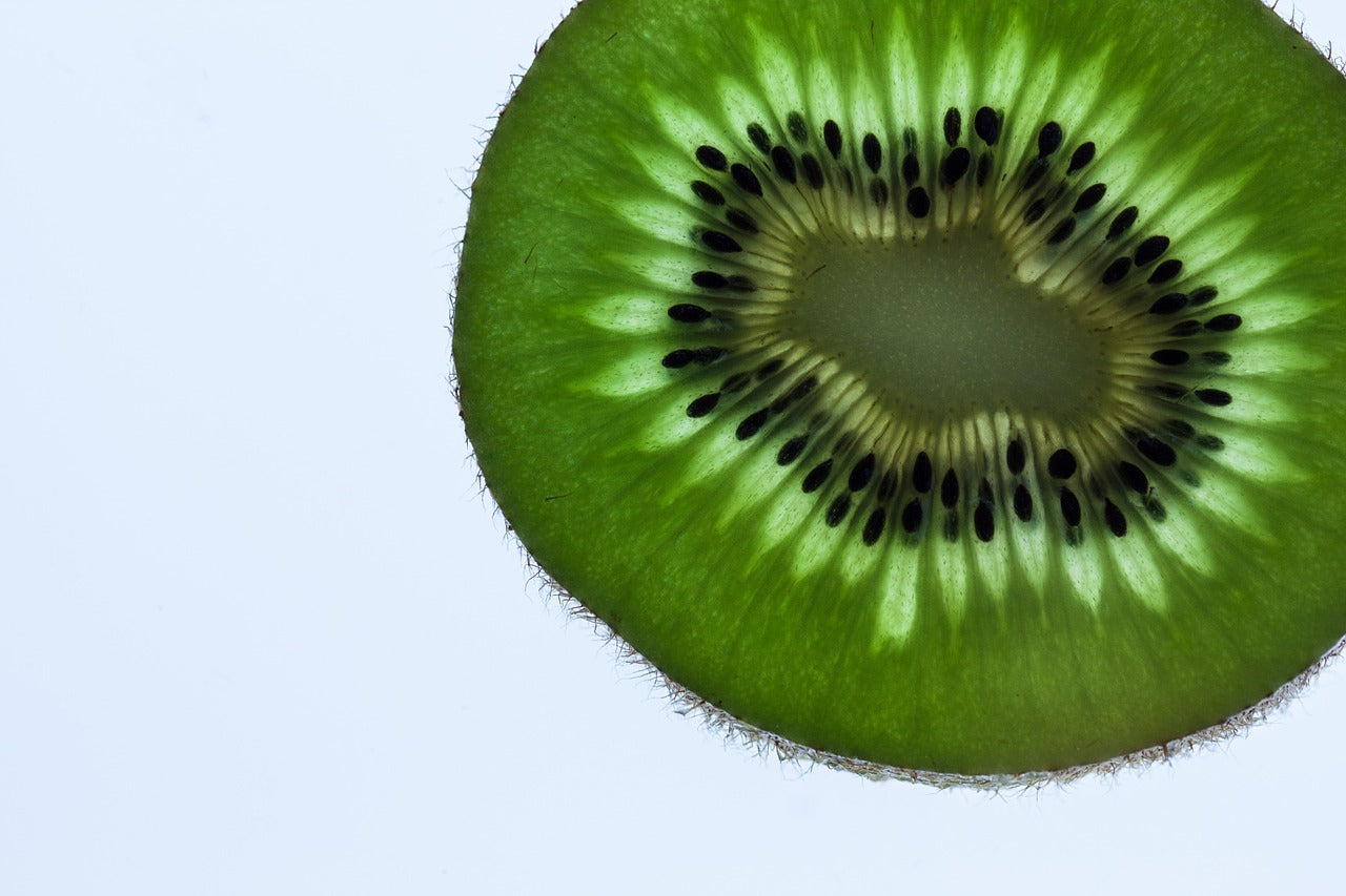 Peler un kiwi