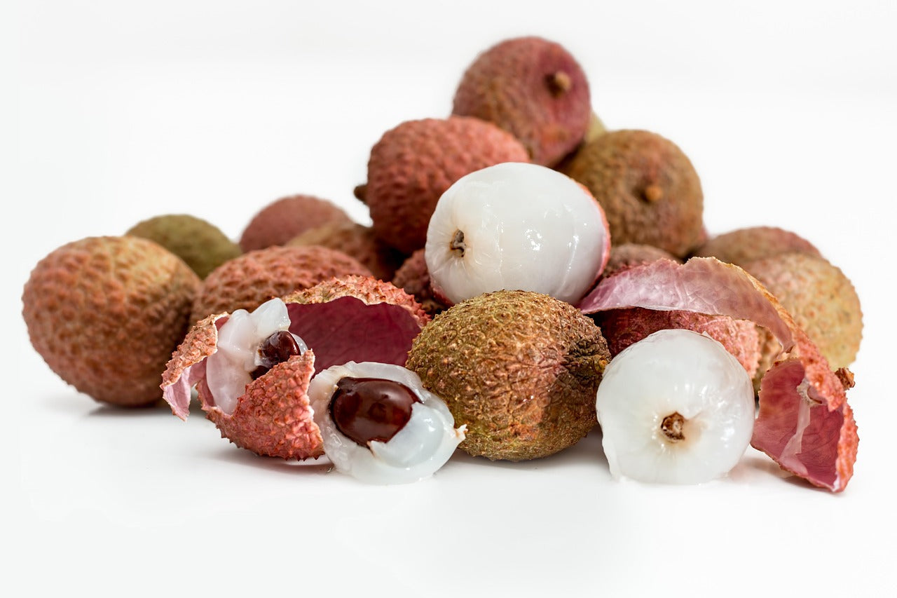 Dénoyauter des litchis