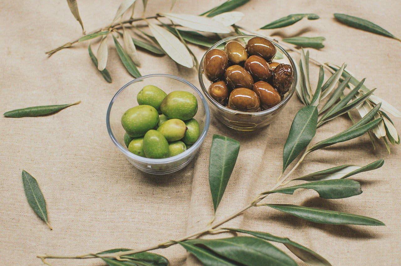 Comment conserver les olives après ouverture : saumure, frigo et durée