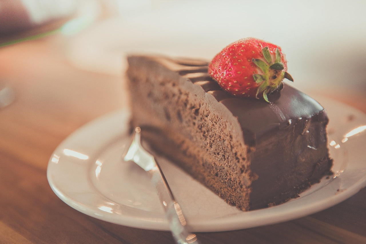 Comment conserver un gâteau au chocolat : durées, frigo ou pas, congélation