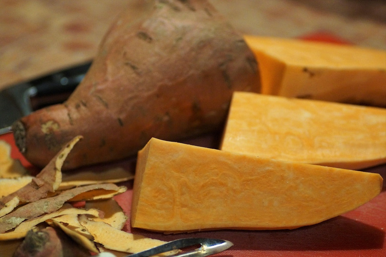 Comment éplucher une patate douce (et faut-il vraiment le faire ?)