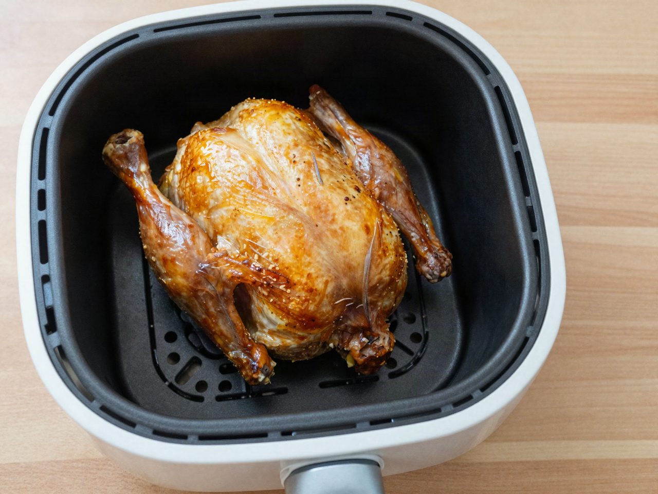 Poulet entier au air fryer : temps de cuisson, température et méthode