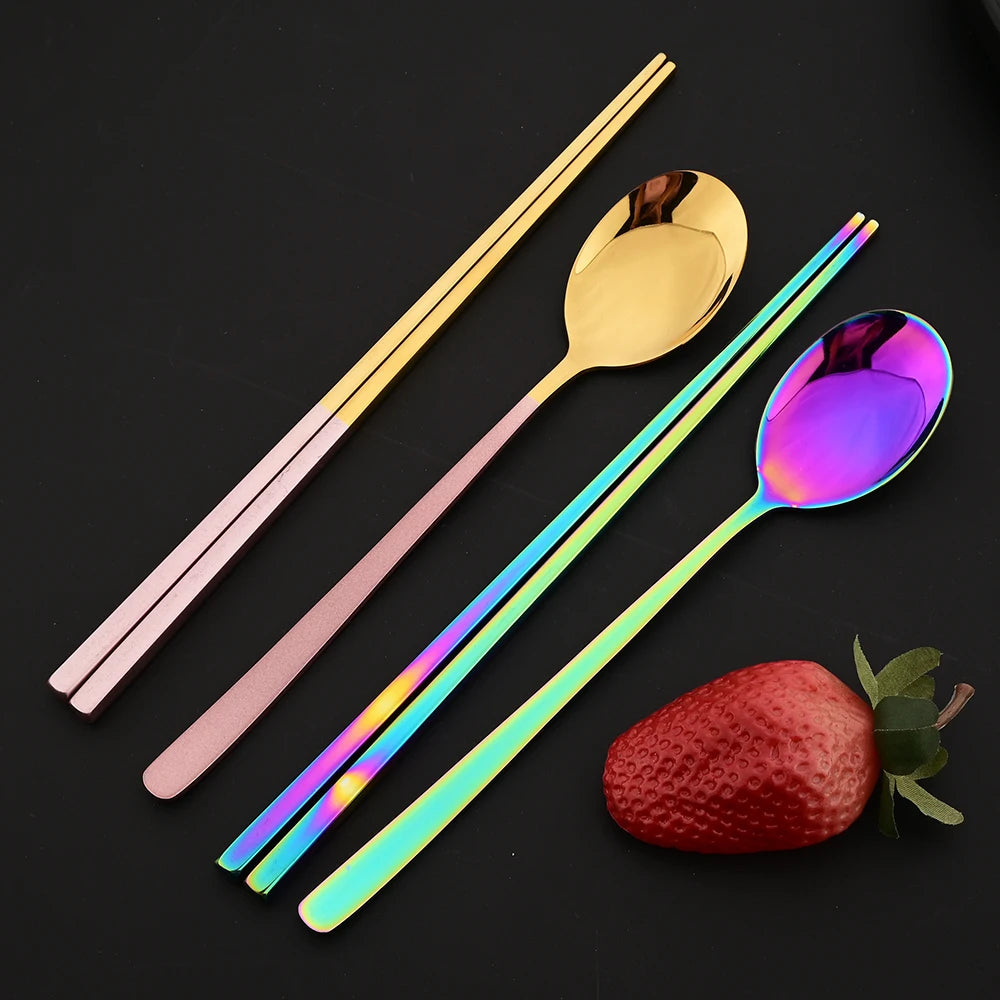Cuillères et baguettes coréennes or rose, doré et arc-en-ciel