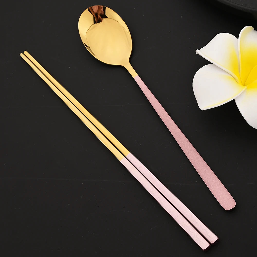 Cuillère et baguettes coréennes dorées à manche rose