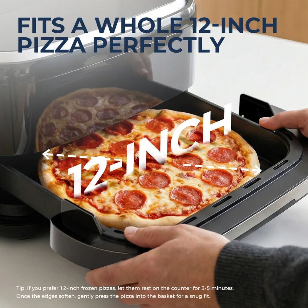 Pizza de 30 cm posée dans le panier carré de l'air fryer