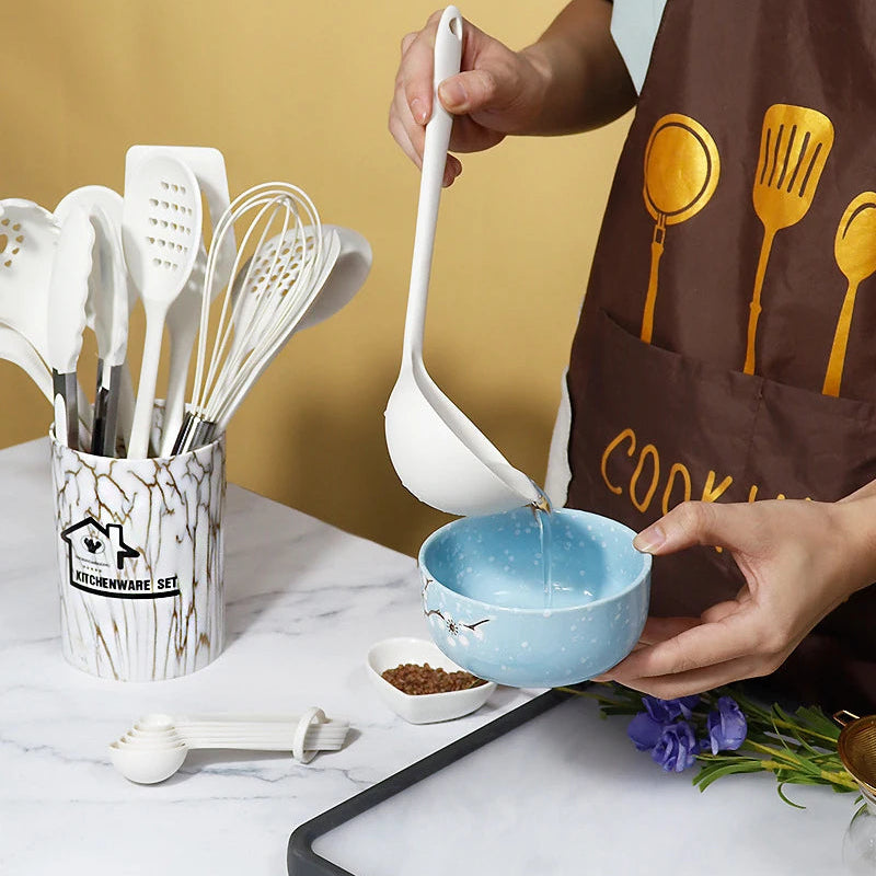 outils de cuisine roses en silicone