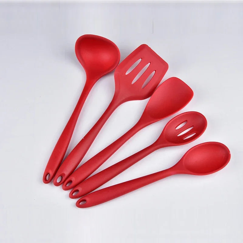 cuisine saine avec ustensiles en silicone