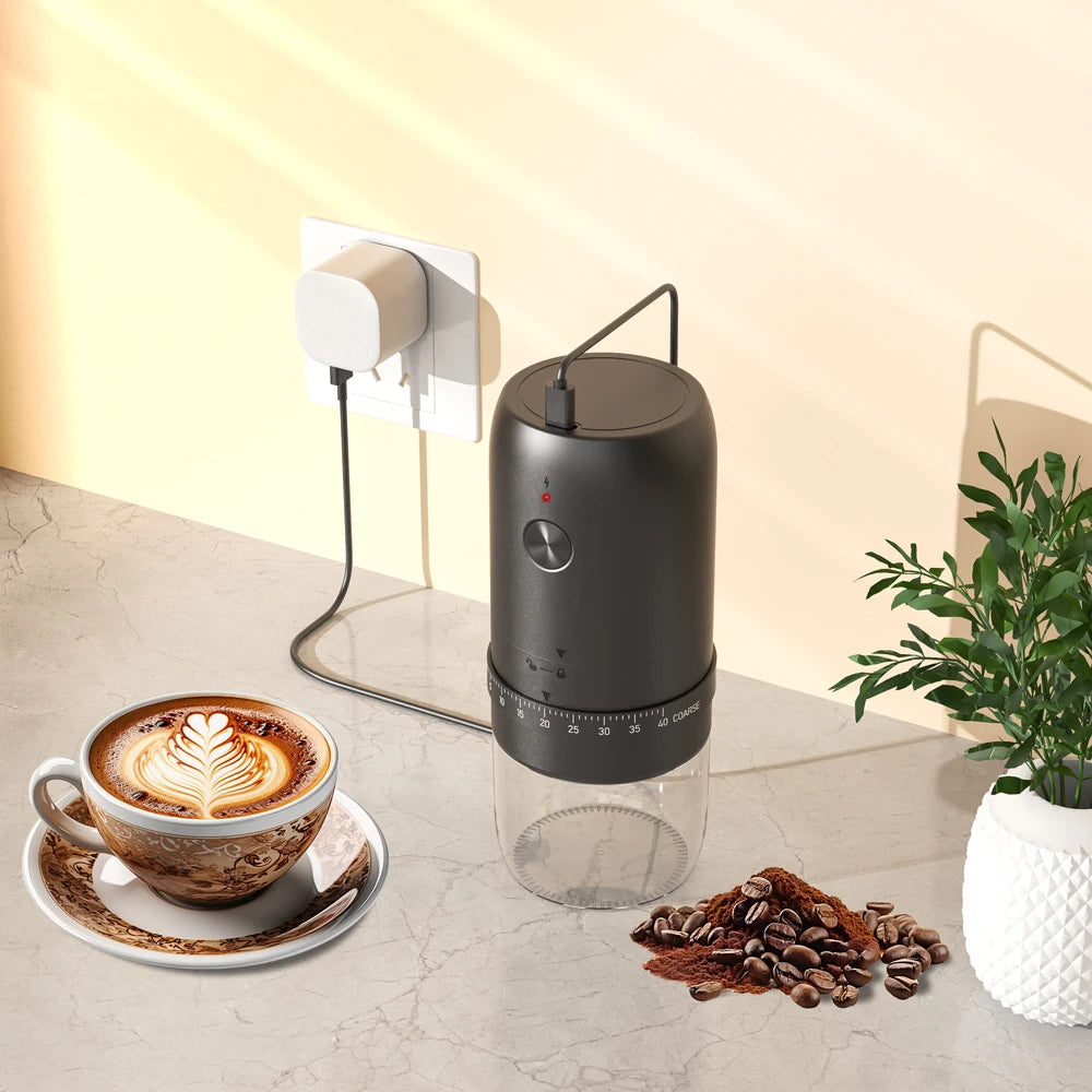 Moulin à café électrique portable en charge USB-C à côté d'un cappuccino