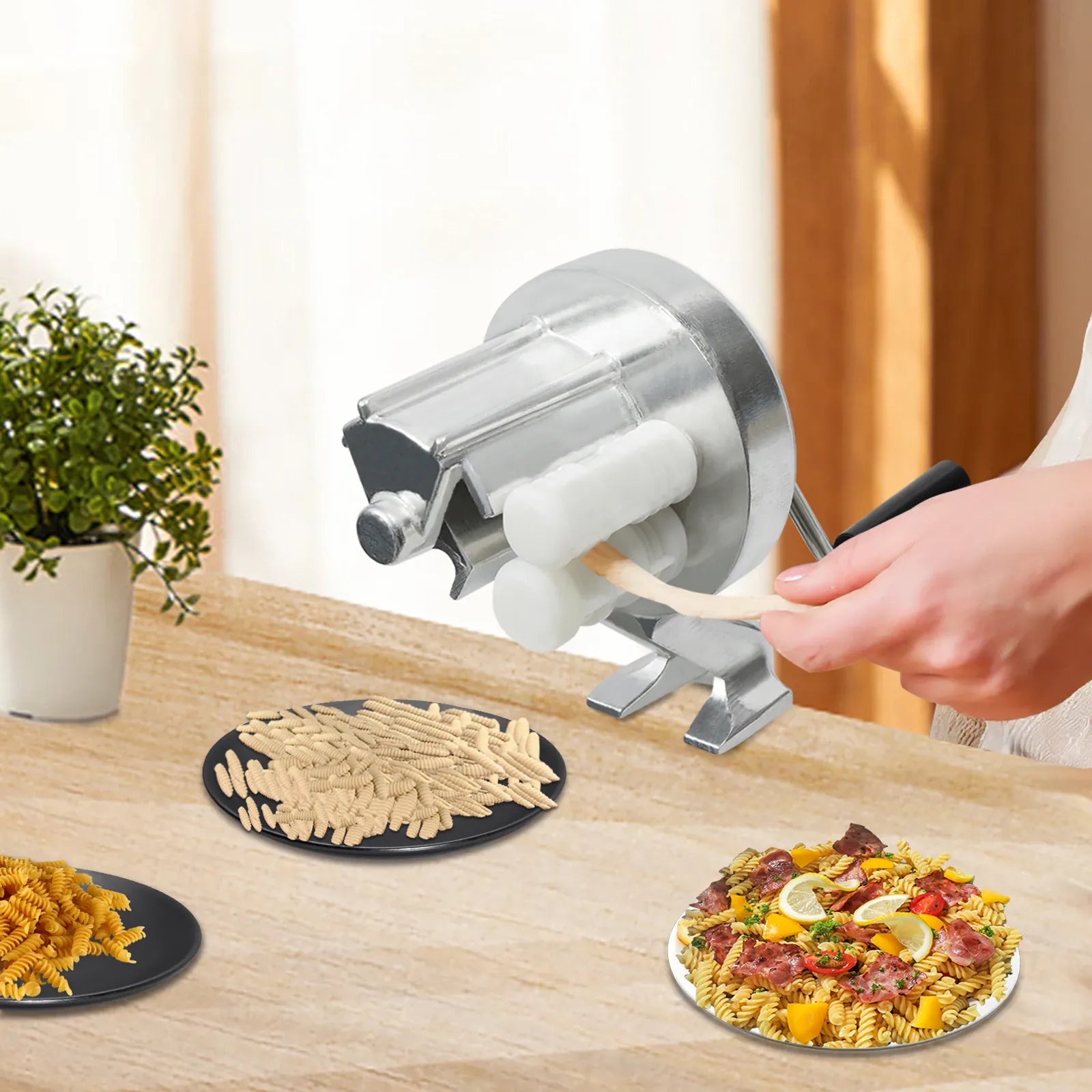 Machine à pâtes manuelle fixée sur une table en bois, cavatelli maison en assiette