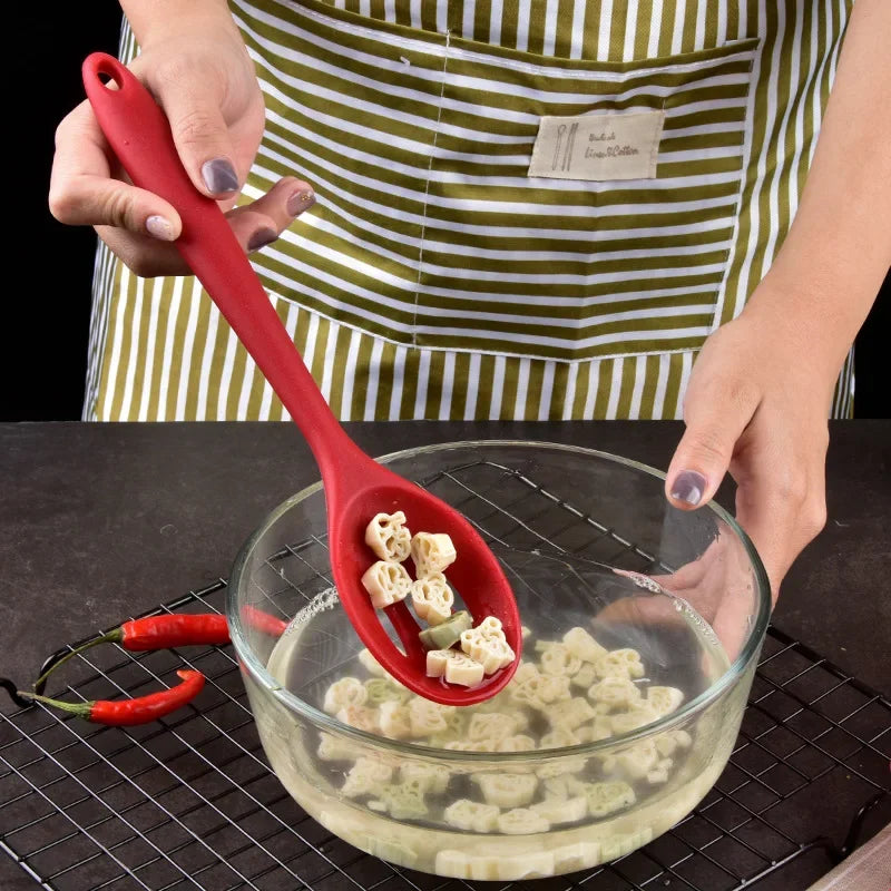 cuisiner avec des ustensiles en silicone rouge