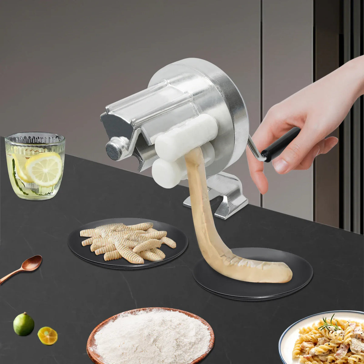 Boudin de pâte fraîche engagé dans la machine à cavatelli fixée au plan de travail