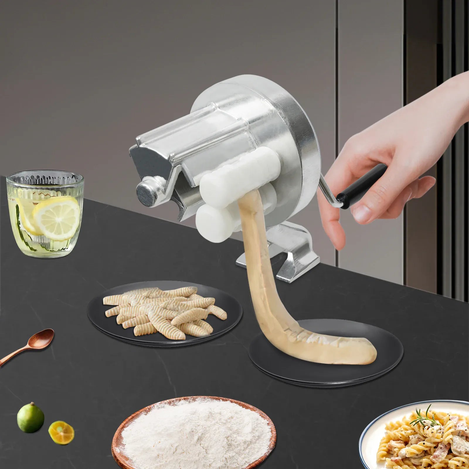 Boudin de pâte fraîche engagé dans la machine à cavatelli fixée au plan de travail