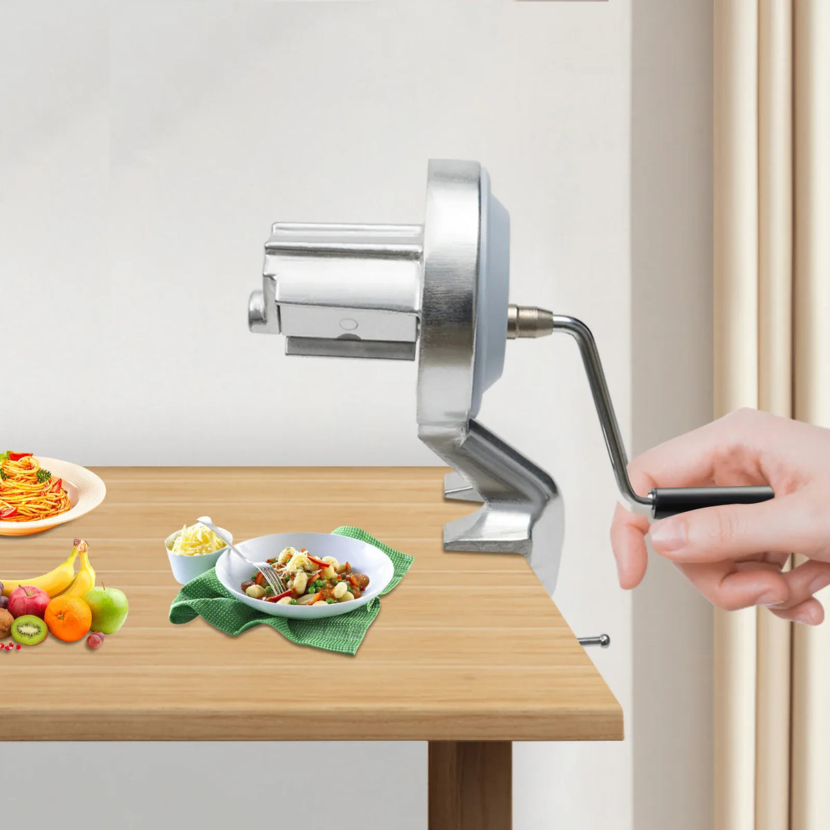 Machine à cavatelli fixée au bord d'une table par serre-joint