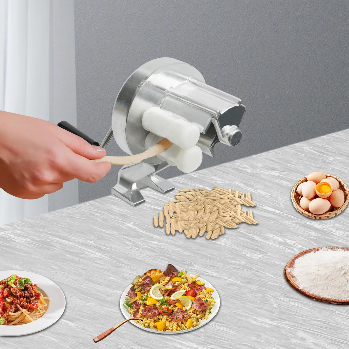 Préparation de cavatelli maison avec la machine à pâtes à manivelle