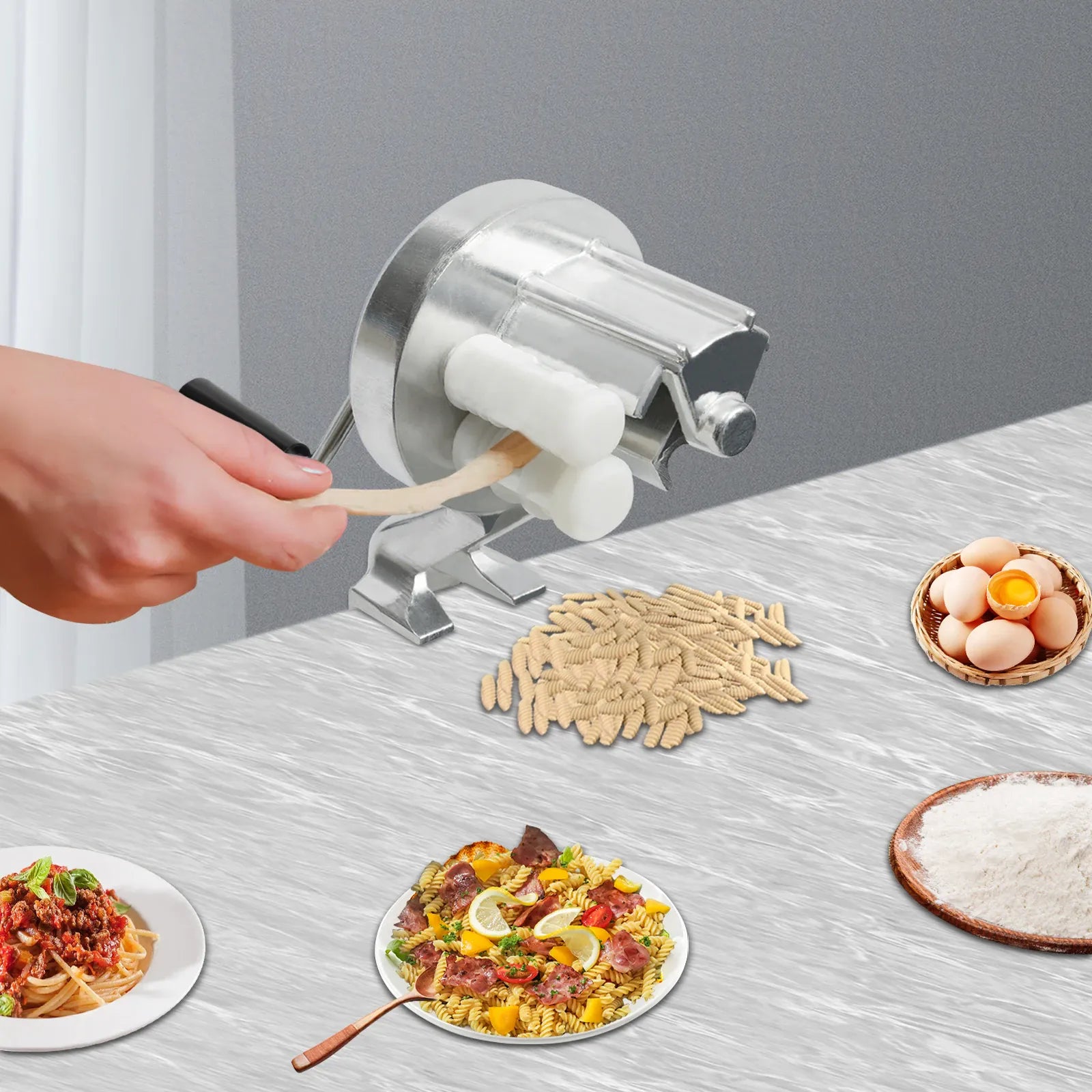 Préparation de cavatelli maison avec la machine à pâtes à manivelle