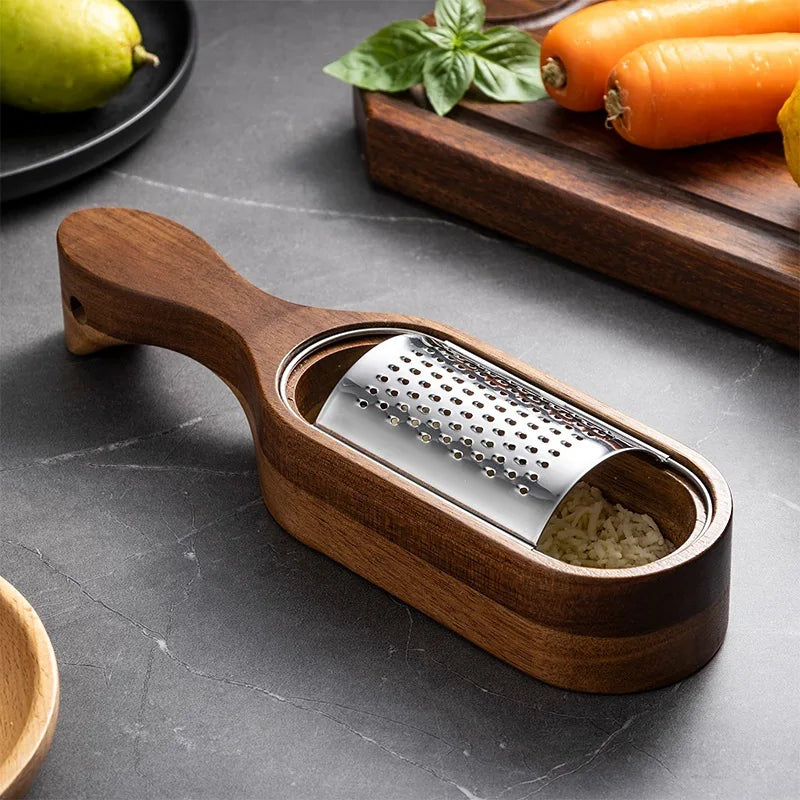 râpe à fromage avec base en bois