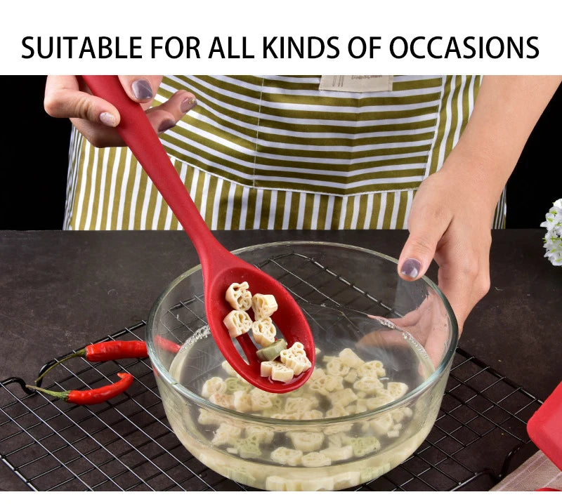 cuisine pratique avec ustensiles en silicone