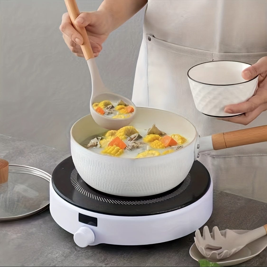 Ensemble d'Ustensiles de Cuisine en Silicone Beige avec Manche en Bois - Lot de 12, Ustensiles de Cuisine Sûrs, Anti-adhésifs, Lavables - Accessoires de Cuisine, Gadgets de Cuisine