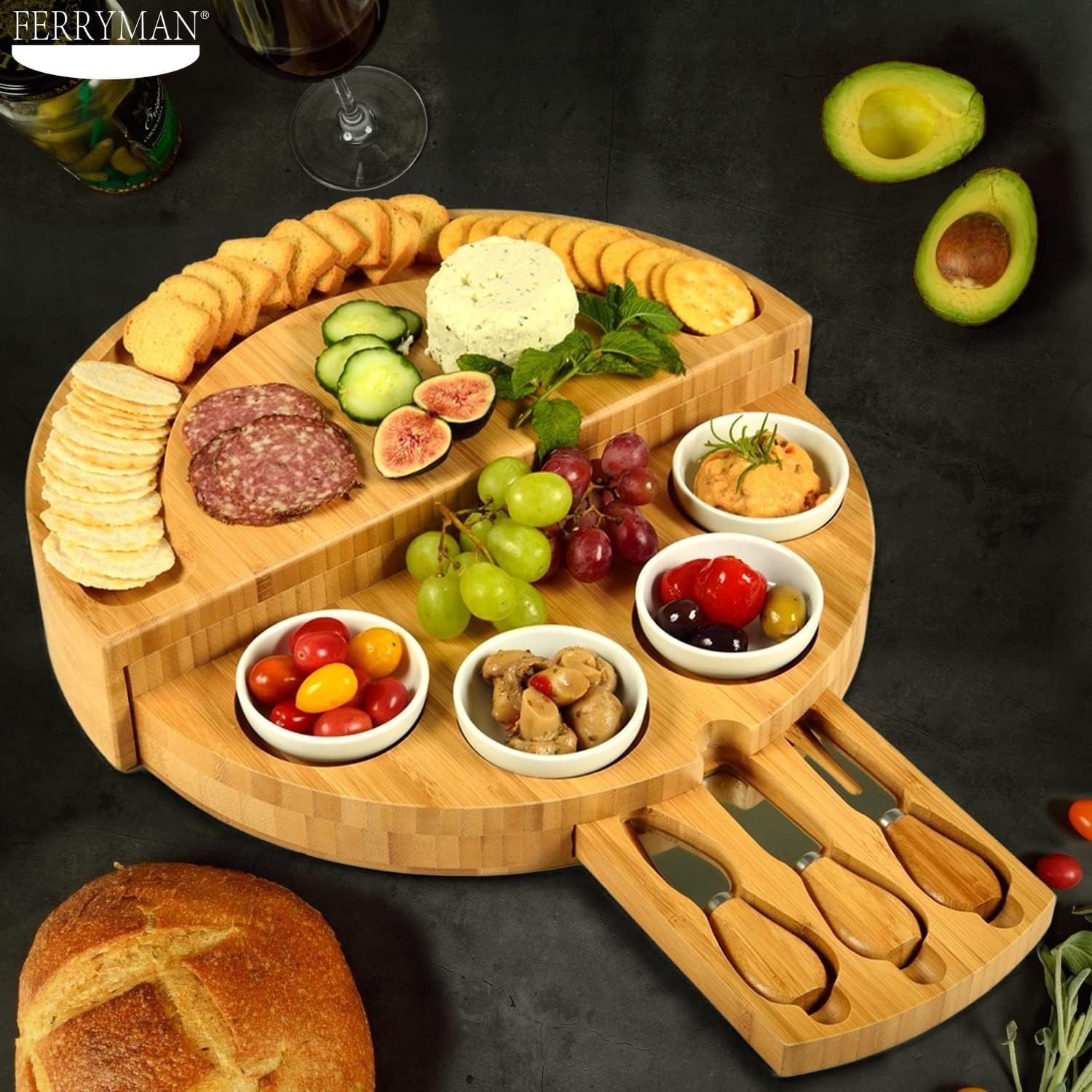 Planche à fromage en bois avec couteau et fourchette, idéale cuisine maison