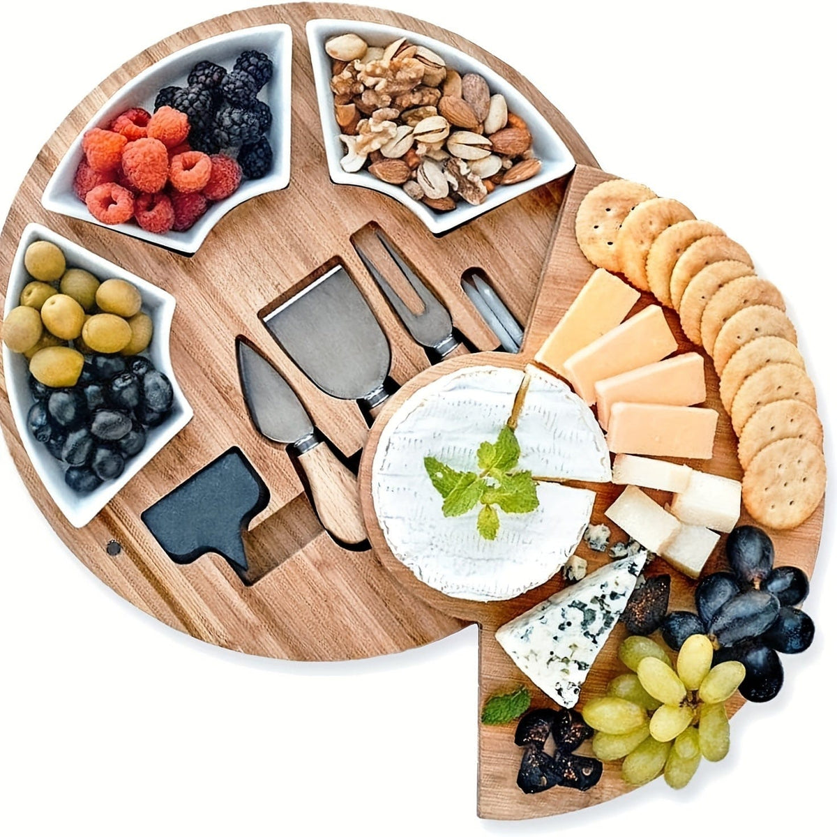 Planche à fromage en bois avec couteau et fourchette, idéale cuisine maison