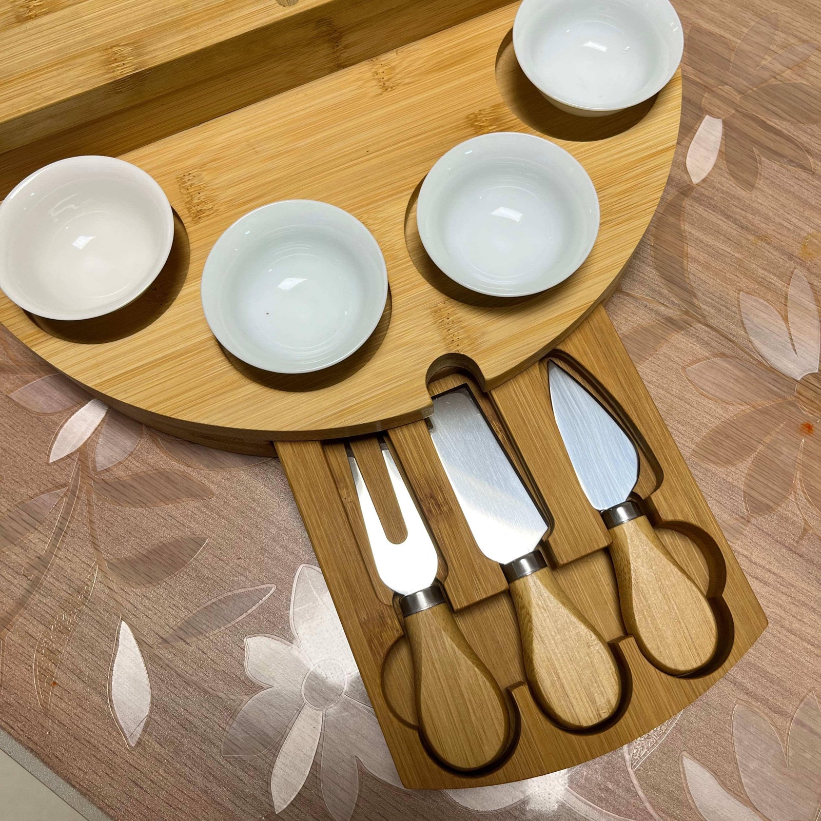 Plateau à fromage en bambou avec tiroir intégré - Idéal pour vos réceptions en famille et entre amis 1 Cheese Plate + 4 Small Bowls + 3 Knives And Forks