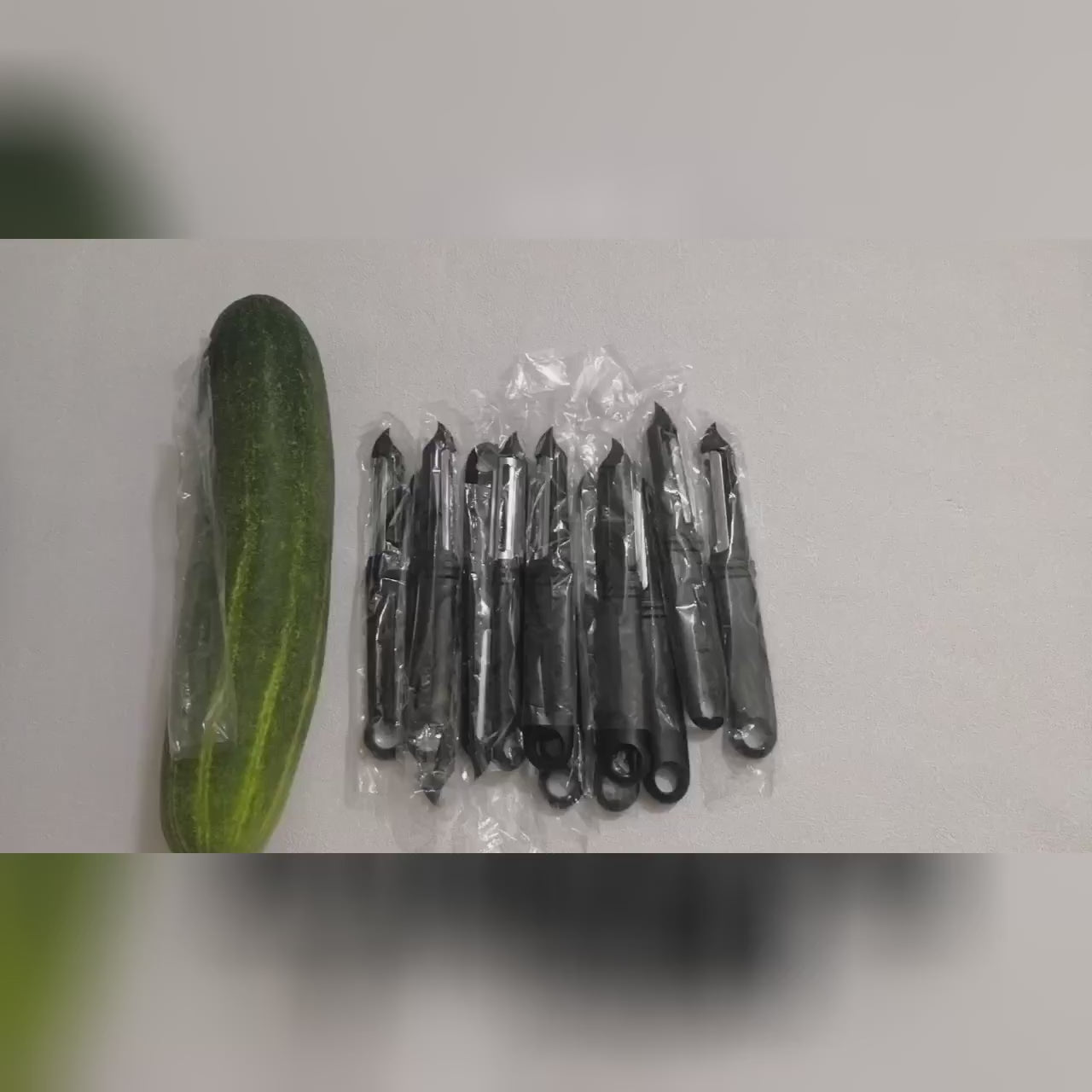 Économe à lame dentelée pivotante