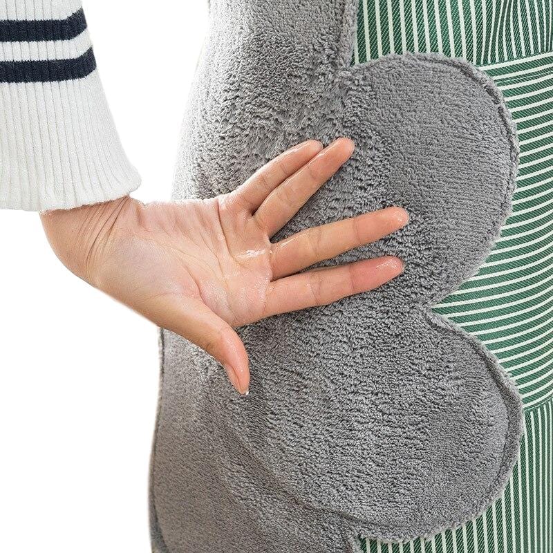Tablier de cuisine imperméable et facile à nettoyer avec des surfaces essuie-mains