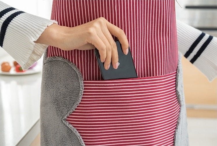 Tablier de cuisine imperméable et facile à nettoyer avec des surfaces essuie-mains